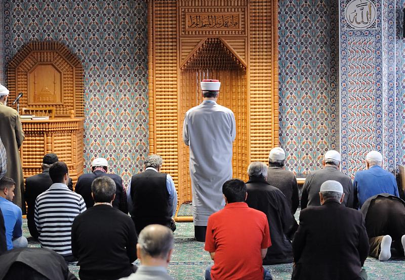 2305 Mittagsgebet Gebetsraum Eyüp Sultan Moschee; Hamburg Harburg | Eyüp Sultan Camii -  Moschee; Hamburg Harburg Knoopstrasse.